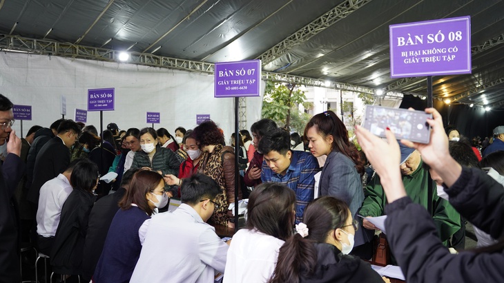 Hàng nghìn bị hại đổ về phiên toà xử vụ án Tân Hoàng Minh- Ảnh 3. Hàng nghìn bị hại đổ về phiên toà xử vụ án Tân Hoàng Minh- Ảnh 3.