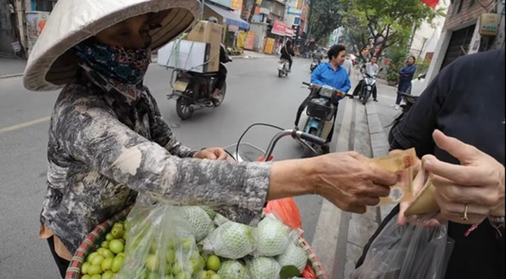 Xử phạt hàng rong bán cho du khách nước ngoài 200.000 đồng 1 túi táo nhỏ- Ảnh 2.