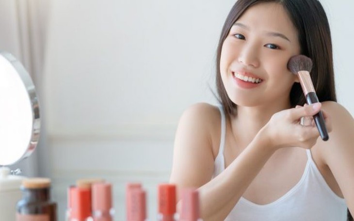 Cần chú ý gì khi trang điểm để tránh làm tổn thương da?