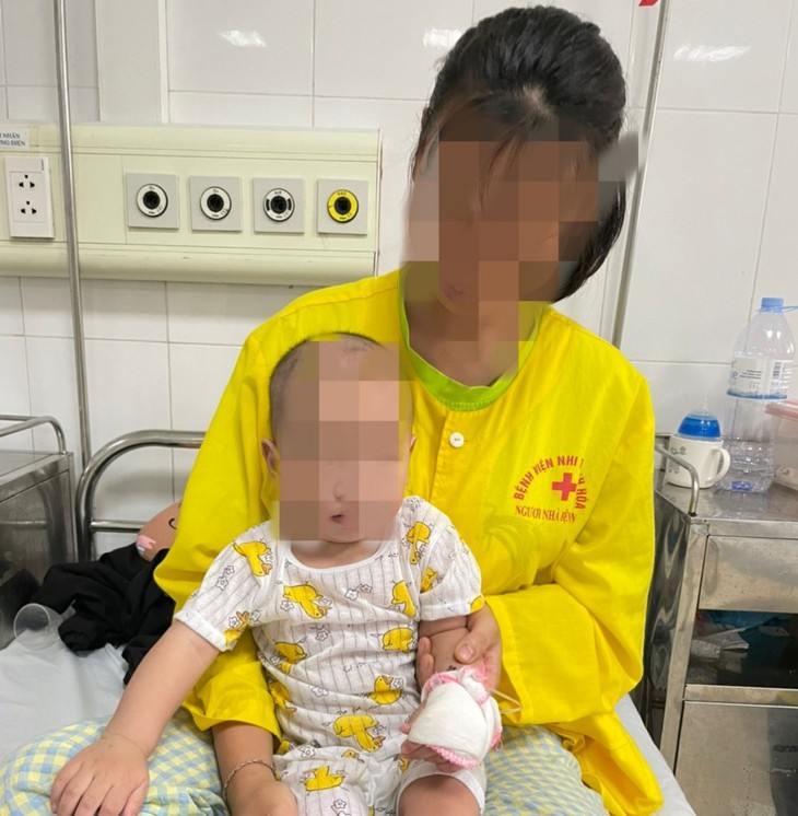Cứu sống trẻ 10 tháng tuổi tím tái, khó thở do hóc hạt lạc- Ảnh 3. Cứu sống trẻ 10 tháng tuổi tím tái, khó thở do hóc hạt lạc- Ảnh 3.