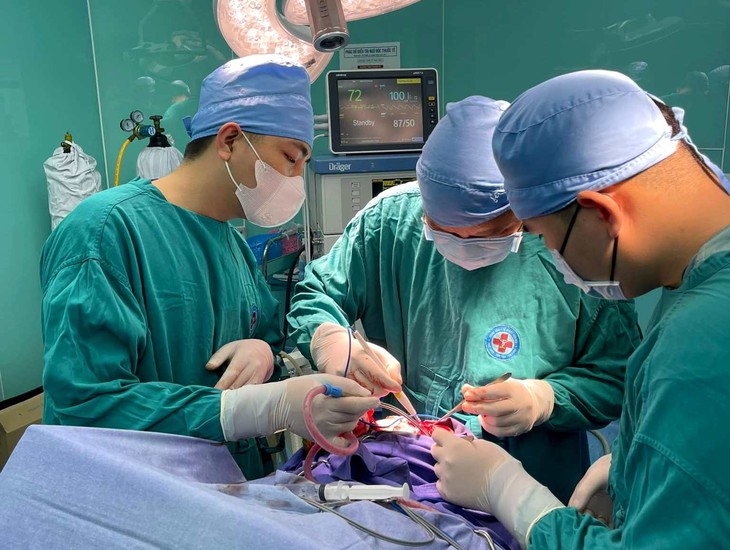 Chạy đua thời gian trong đêm, bác sĩ miền núi cứu bệnh nhân chấn thương sọ não nguy kịch- Ảnh 1. Chạy đua thời gian trong đêm, bác sĩ miền núi cứu bệnh nhân chấn thương sọ não nguy kịch- Ảnh 1.