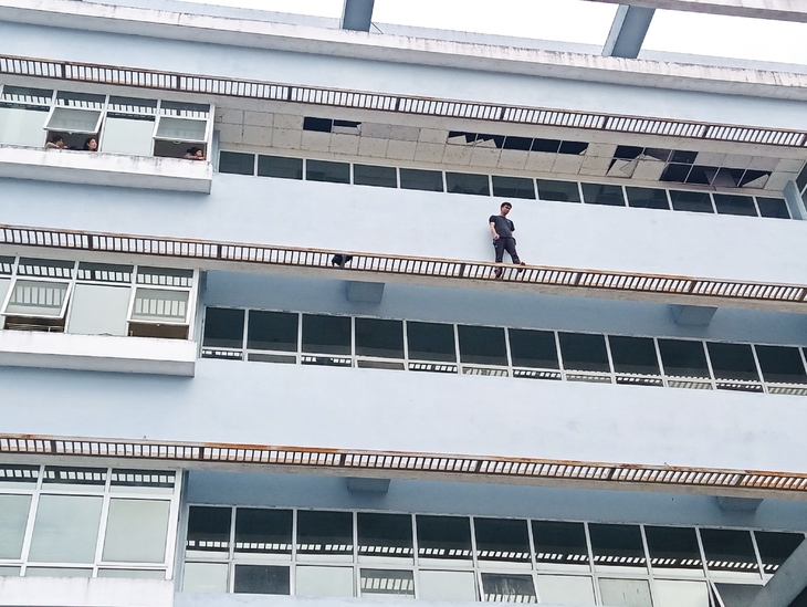 Cứu bệnh nhân trầm cảm, bảo vệ Bệnh viện sảy chân ngã từ tầng 7 xuống thiệt mạng- Ảnh 1. Cứu bệnh nhân trầm cảm, bảo vệ Bệnh viện sảy chân ngã từ tầng 7 xuống thiệt mạng- Ảnh 1.