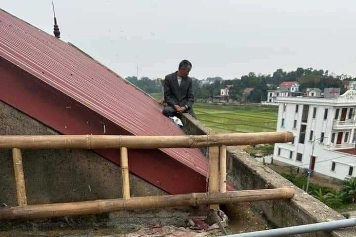 Kẻ chém vợ và mẹ vợ đang cố thủ trên nóc nhà- Ảnh 2.