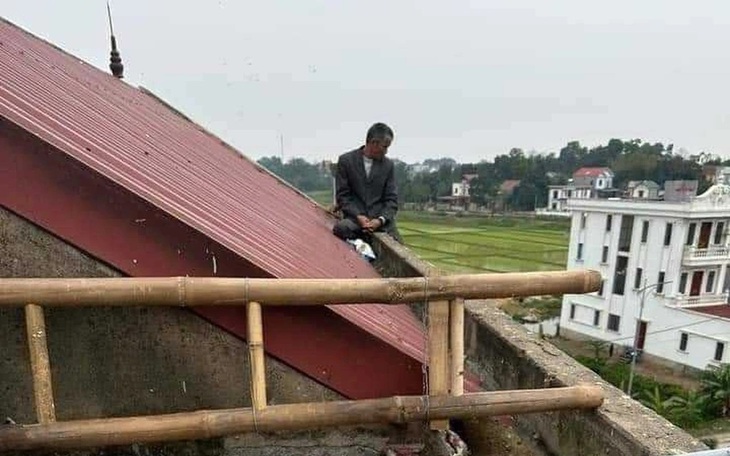 Kẻ chém vợ và mẹ vợ đang cố thủ trên nóc nhà