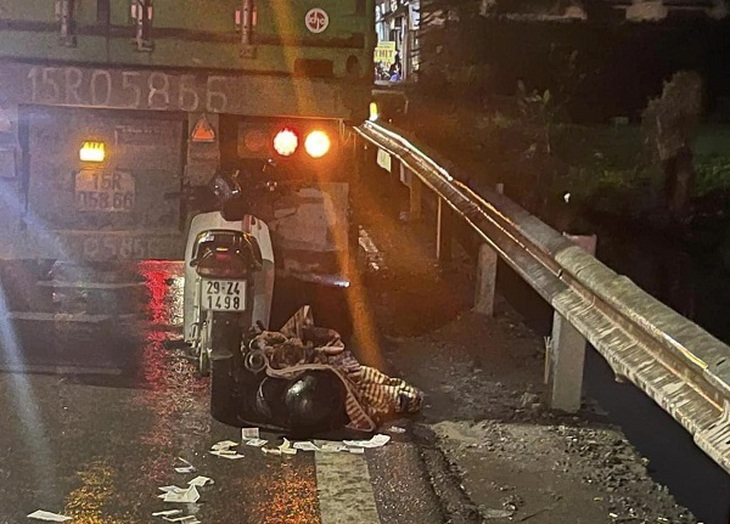 Chạy tốc độ cao, xe máy đâm vào đuôi container đang dừng đỗ, một người tử vong- Ảnh 1.
