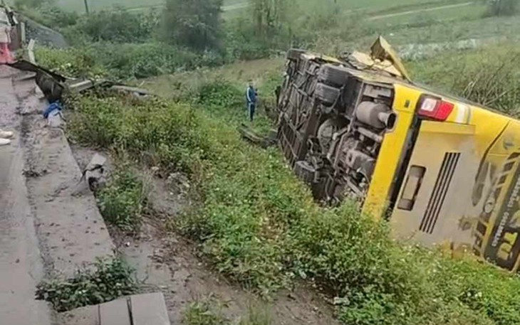 Lật xe khách trên tuyến đường tránh TP Vinh