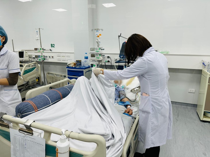 Suy gan nặng vì tự ý bỏ thuốc điều trị chuyển sang uống thuốc nam không rõ nguồn gốc- Ảnh 2. Suy gan nặng vì tự ý bỏ thuốc điều trị chuyển sang uống thuốc nam không rõ nguồn gốc- Ảnh 2.