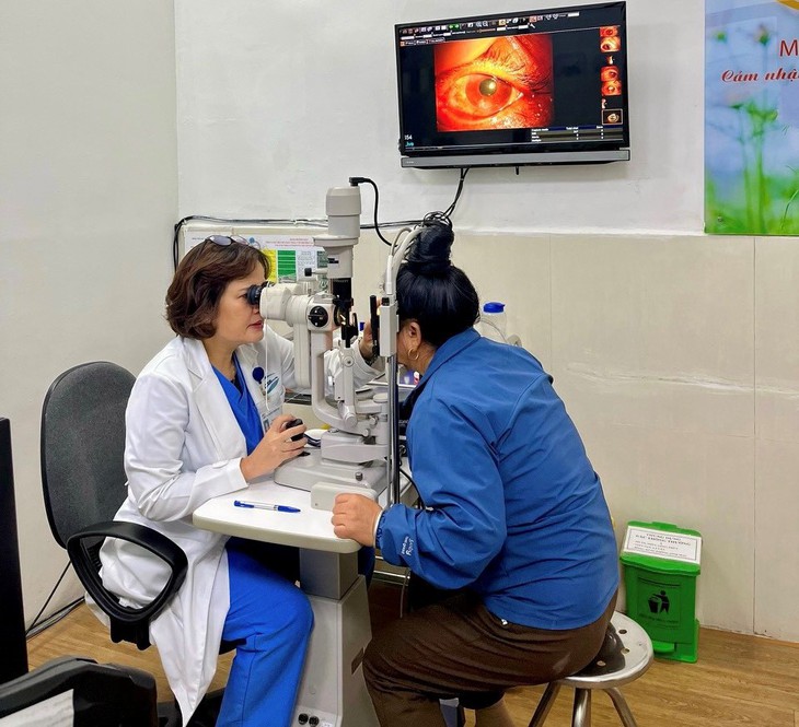 Hitec tìm lại ánh sáng cho nữ bệnh nhân bị móc dây chun cao su bật vào mắt- Ảnh 1.