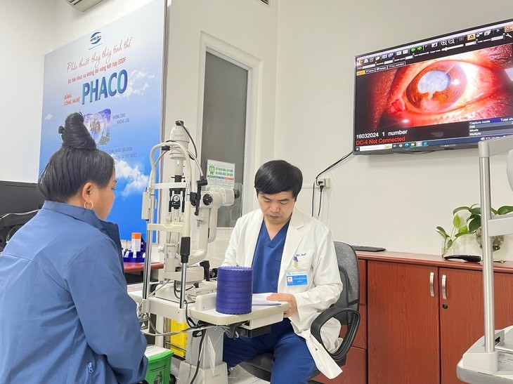 Hitec tìm lại ánh sáng cho nữ bệnh nhân bị móc dây chun cao su bật vào mắt- Ảnh 2.