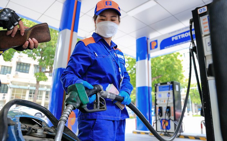 Giá xăng dầu hôm nay đồng loạt tăng, vượt mốc 24.000đ/lít