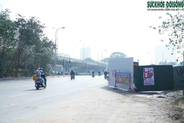 Thu hẹp rào chắn tại nút giao Đại lộ Thăng Long - Lê Quang Đạo sau phản ánh của báo chí- Ảnh 1.