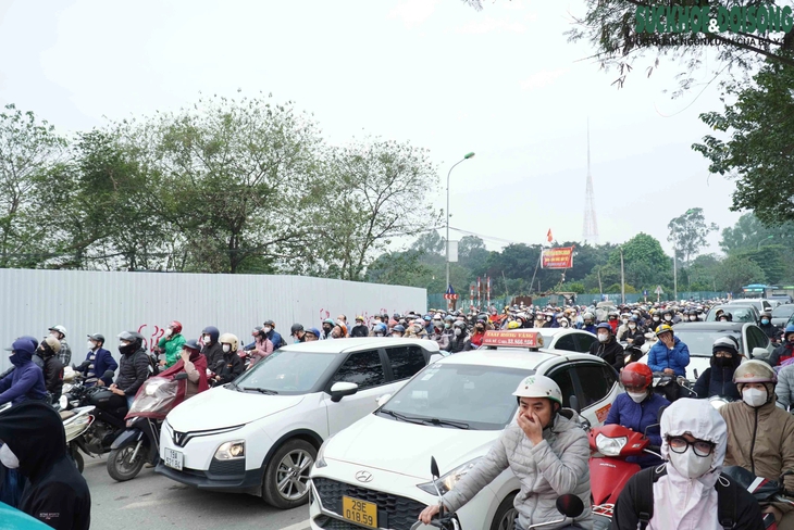 Thu hẹp rào chắn tại nút giao Đại lộ Thăng Long - Lê Quang Đạo sau phản ánh của báo chí- Ảnh 2.
