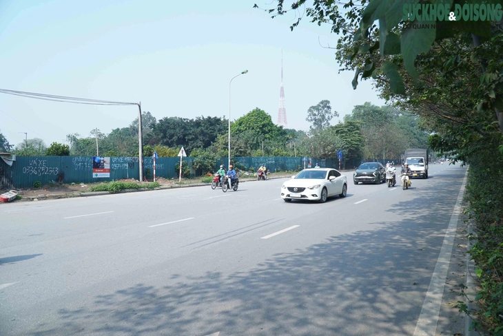 Thu hẹp rào chắn tại nút giao Đại lộ Thăng Long - Lê Quang Đạo sau phản ánh của báo chí- Ảnh 3.