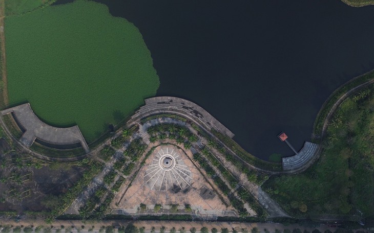 Công viên tại Hà Nội bỏ hoang, quây tôn kín mít sau 8 năm thi công
