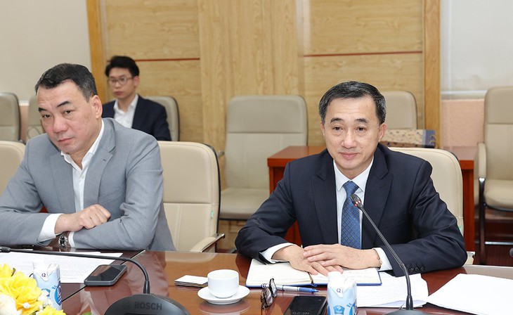 Thứ trưởng Bộ Y tế Trần Văn Thuấn tiếp Phó Tổng Giám đốc Cơ quan Năng lượng nguyên tử quốc tế - Ảnh 1. Thứ trưởng Bộ Y tế Trần Văn Thuấn tiếp Phó Tổng Giám đốc Cơ quan Năng lượng nguyên tử quốc tế - Ảnh 1.
