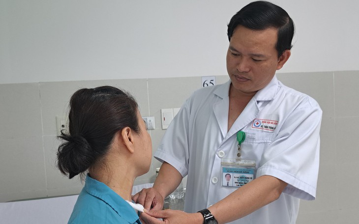Khối u lành sau 10 năm "biến" thành bướu giáp cực khủng