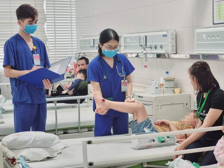 Bé trai 7 tuổi bất ngờ yếu liệt tứ chi, không ngờ là căn bệnh cực hiếm gặp- Ảnh 2.