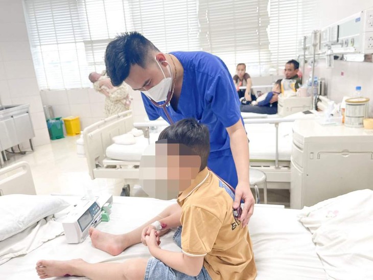 Bé trai 7 tuổi bất ngờ yếu liệt tứ chi, không ngờ là căn bệnh cực hiếm gặp- Ảnh 1.