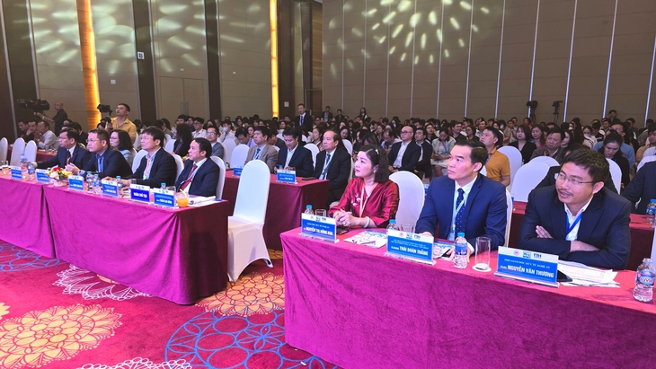 Các đại biểu đại diện Hội Răng hàm mặt Việt Nam, Sở Y tế Nghệ An và Hội Răng hàm mặt tỉnh Nghệ An tham dự hội nghị. Các đại biểu đại diện Hội Răng hàm mặt Việt Nam, Sở Y tế Nghệ An và Hội Răng hàm mặt tỉnh Nghệ An tham dự hội nghị.