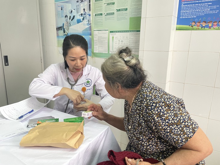 Thủ tướng: Khẩn trương đề xuất nâng mức phụ cấp ưu đãi nghề đối với viên chức y tế- Ảnh 1.