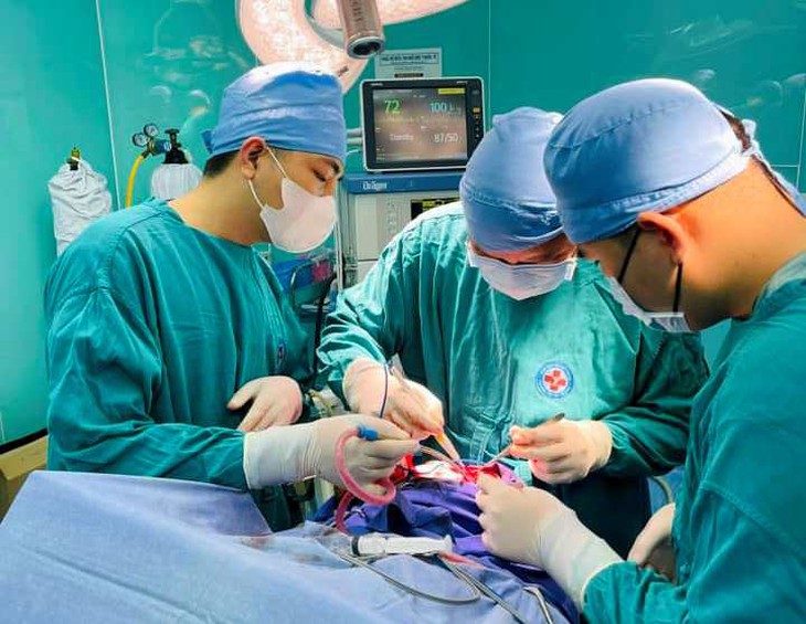 Ca mổ lúc rạng sáng cứu sống nam thanh niên bị chấn thương sọ não nguy kịch- Ảnh 1. Ca mổ lúc rạng sáng cứu sống nam thanh niên bị chấn thương sọ não nguy kịch- Ảnh 1.