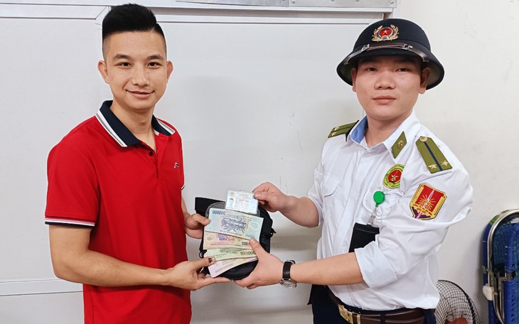 Bảo vệ BV Bạch Mai trả lại 54 triệu đồng cho người để quên