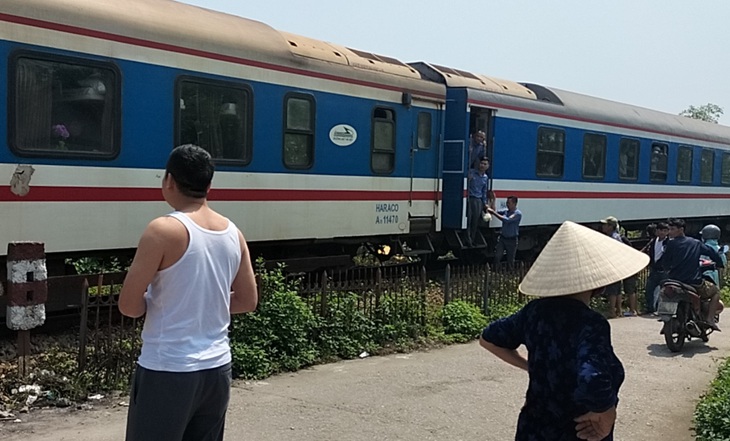 Nam nhân viên giao hàng tử vong thương tâm sau va chạm với tàu hoả- Ảnh 1. Nam nhân viên giao hàng tử vong thương tâm sau va chạm với tàu hoả- Ảnh 1.