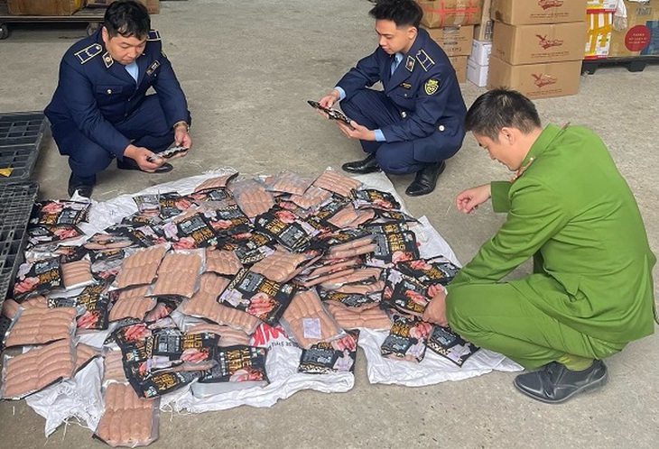Phát hiện 120 gói lạp xưởng in chữ nước ngoài không rõ nguồn gốc- Ảnh 1. Phát hiện 120 gói lạp xưởng in chữ nước ngoài không rõ nguồn gốc- Ảnh 1.