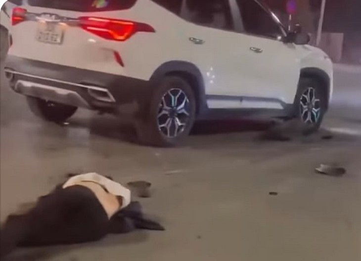VIDEO: Đang dừng đèn đỏ, xe máy bị ô tô đi phía sau húc bay- Ảnh 5.
