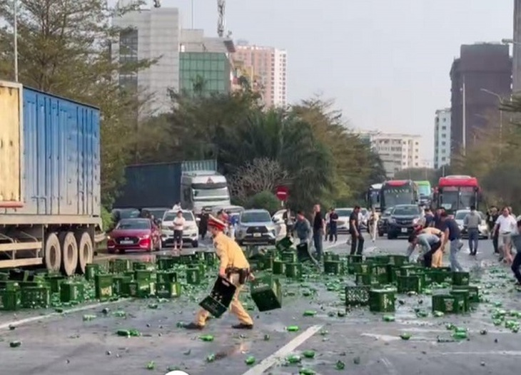 VIDEO: Hàng trăm thùng bia văng ra đường, mảnh thủy tinh phủ kín lối đi- Ảnh 2. VIDEO: Hàng trăm thùng bia văng ra đường, mảnh thủy tinh phủ kín lối đi- Ảnh 2.