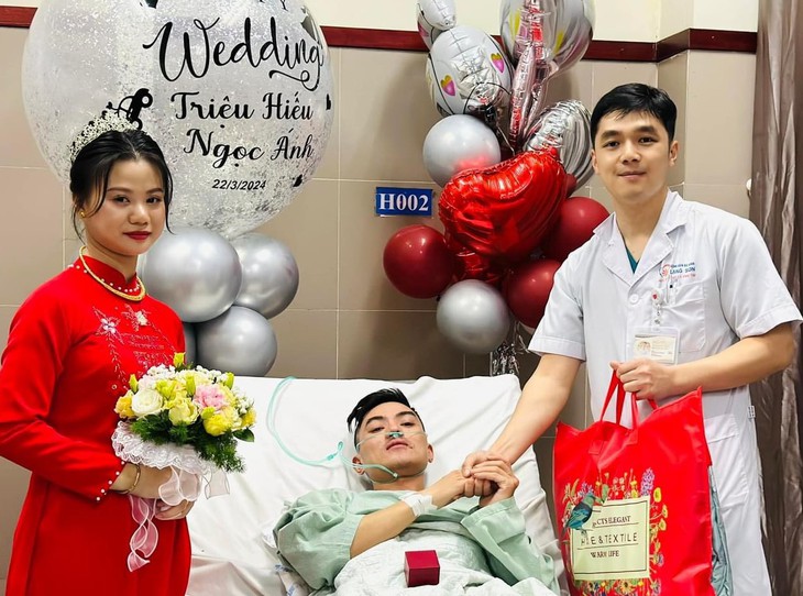 Xúc động đám cưới ngay trên giường cấp cứu, chú rể nằm "đón" dâu- Ảnh 1. Xúc động đám cưới ngay trên giường cấp cứu, chú rể nằm "đón" dâu- Ảnh 1.