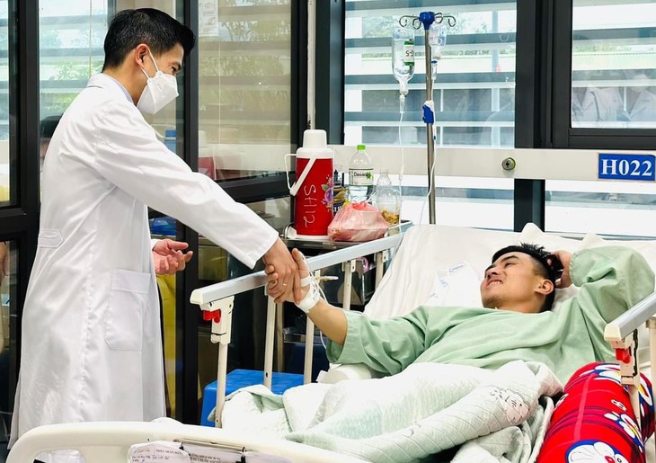 Xúc động đám cưới ngay trên giường cấp cứu, chú rể nằm "đón" dâu- Ảnh 2. Xúc động đám cưới ngay trên giường cấp cứu, chú rể nằm "đón" dâu- Ảnh 2.