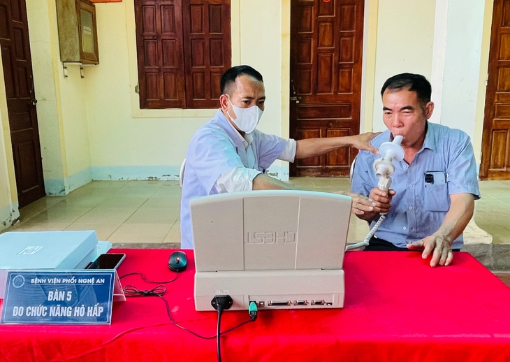 Đo chức năng hô hấp cho người dân.
