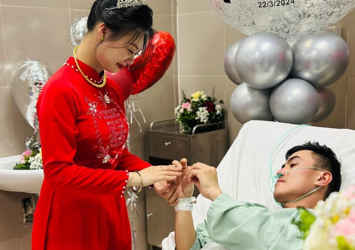 Xúc động đám cưới ngay trên giường cấp cứu, chú rể nằm "đón" dâu- Ảnh 3. Xúc động đám cưới ngay trên giường cấp cứu, chú rể nằm "đón" dâu- Ảnh 3.