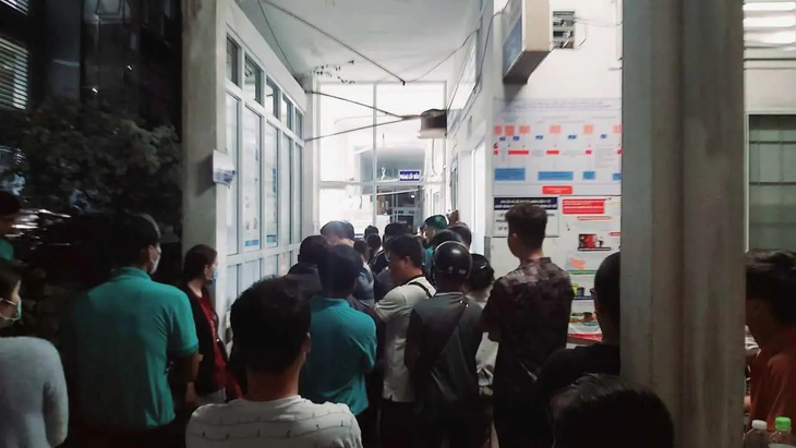 Hàng trăm người tình nguyện xếp hàng trong đêm chờ hiến máu cứu sản phụ- Ảnh 1.
