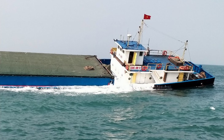 Video: Tàu chở gần 3.000 tấn xi măng chìm trên biển Cù Lao Chàm
