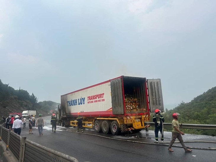 Video container bốc cháy khi đang lưu thông trên quốc lộ 1A- Ảnh 1.