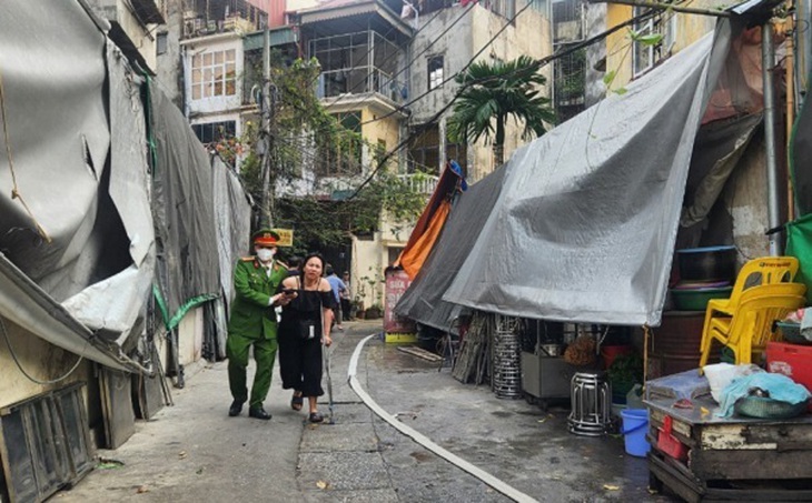 Cháy nhà trên phố Thanh Nhàn, Hà Nội- Ảnh 2.