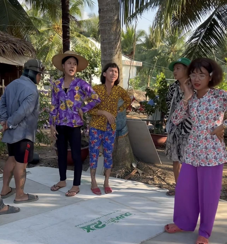 Từ chàng trai nghèo đến người xây phim trường tạo việc làm cho những người có hoàn cảnh khó khăn- Ảnh 2.