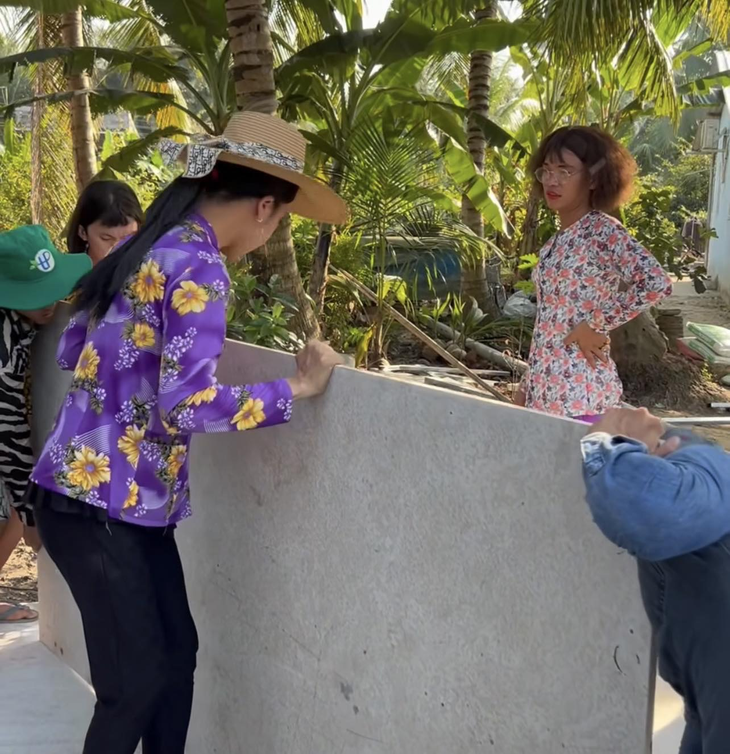 Từ chàng trai nghèo đến người xây phim trường tạo việc làm cho những người có hoàn cảnh khó khăn- Ảnh 3.