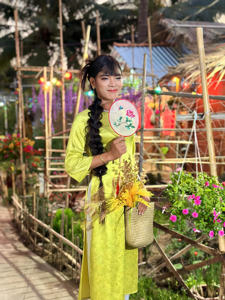 Từ chàng trai nghèo đến người xây phim trường tạo việc làm cho những người có hoàn cảnh khó khăn- Ảnh 5.