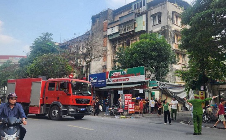 Cháy nhà trên phố Thanh Nhàn, Hà Nội- Ảnh 1.