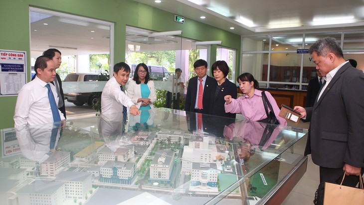 Đoàn ĐBQH Hàn Quốc ấn tượng với kỹ thuật y khoa tiên tiến tại BV Trung ương Huế- Ảnh 2.