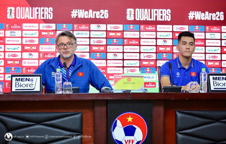 HLV Philippe Troussier: 'Quyết tâm giành kết quả tốt nhất để đi tiếp vào vòng loại thứ ba'- Ảnh 2. HLV Philippe Troussier: 'Quyết tâm giành kết quả tốt nhất để đi tiếp vào vòng loại thứ ba'- Ảnh 2.