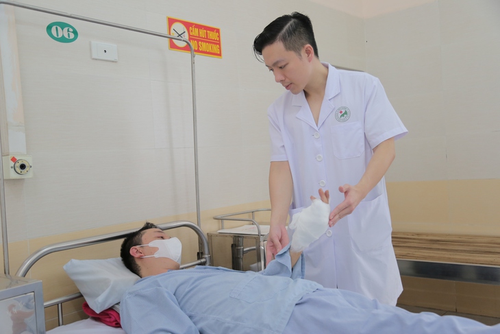 Sửa bình nóng lạnh, nam thanh niên bị điện giật nhiễm trùng ngón tay- Ảnh 2. Sửa bình nóng lạnh, nam thanh niên bị điện giật nhiễm trùng ngón tay- Ảnh 2.