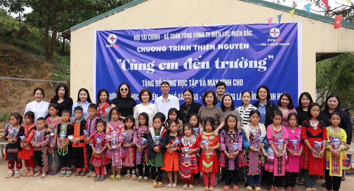 Những món quà gửi yêu thương tới học sinh huyện Mường Lát- Ảnh 1.