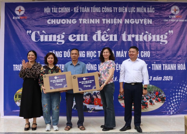 Những món quà gửi yêu thương tới học sinh huyện Mường Lát- Ảnh 3.