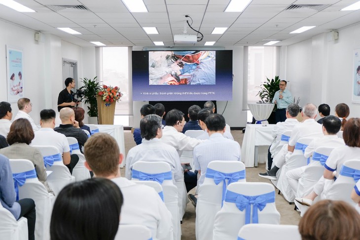 Bệnh viện Việt Pháp Hà Nội ứng dụng kính vi phẫu thế hệ mới trong phẫu thuật: Từ tốt đến tốt hơn- Ảnh 1.
