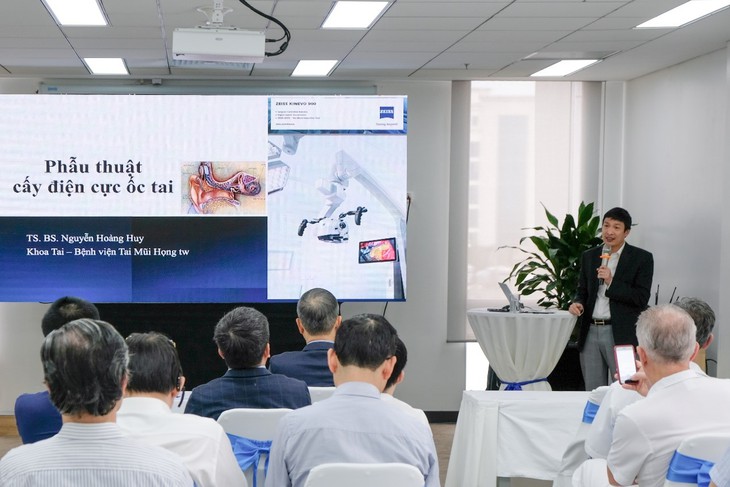 Bệnh viện Việt Pháp Hà Nội ứng dụng kính vi phẫu thế hệ mới trong phẫu thuật: Từ tốt đến tốt hơn- Ảnh 3.