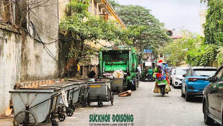 Ga tập kết rác bủa vây trường học và hàng trăm hộ dân- Ảnh 1. Ga tập kết rác bủa vây trường học và hàng trăm hộ dân- Ảnh 1.